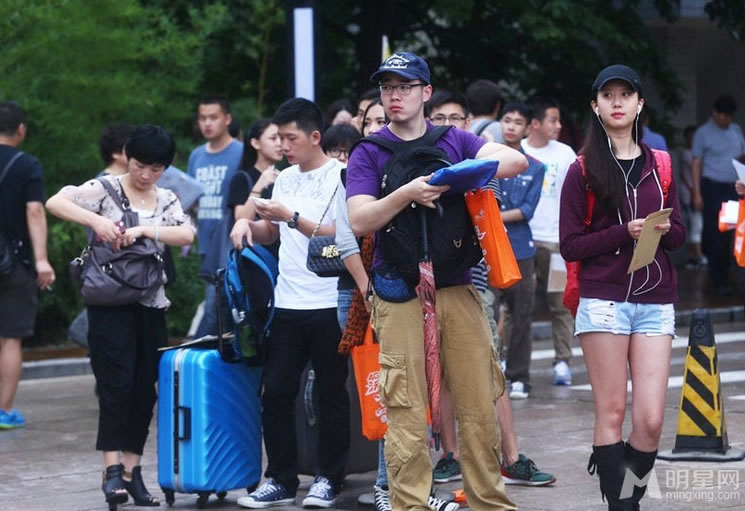 北京电影学院新生报到俊男美女齐聚_图-1