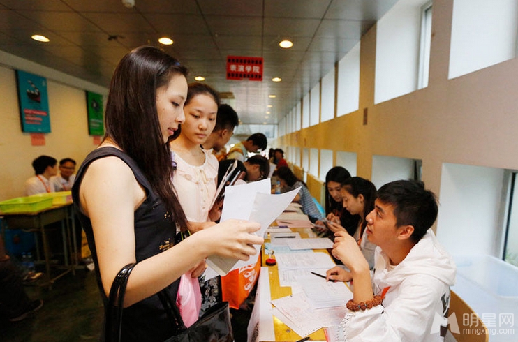 北京电影学院新生报到俊男美女齐聚_图-2