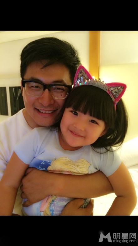 王诗龄探班爸爸王岳伦父女亲亲秀恩爱_图-2