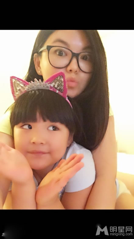 王诗龄探班爸爸王岳伦父女亲亲秀恩爱_图-1