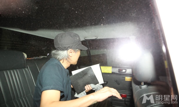周星驰深夜出街遇狗仔显慌乱_图-8