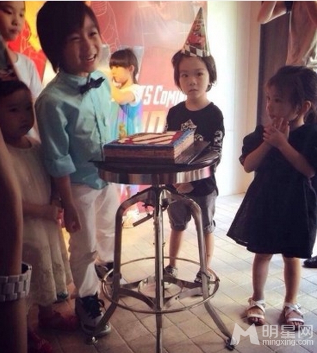 Kimi五岁生日会曝光帅爸靓妈获赞_图-2