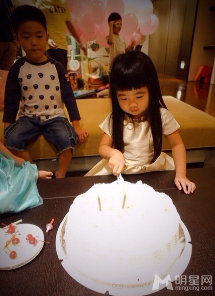 Grace姐姐4岁生日曹格为女温馨庆生_图-3