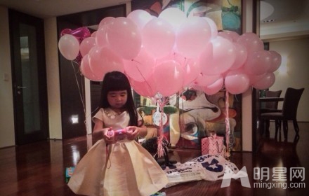 Grace姐姐4岁生日曹格为女温馨庆生_图-5
