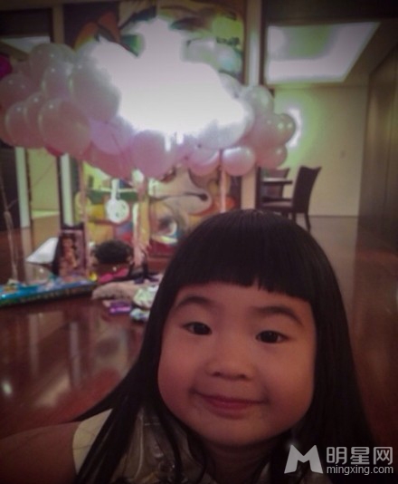 Grace姐姐4岁生日曹格为女温馨庆生_图-6