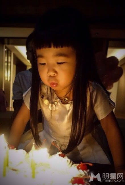Grace姐姐4岁生日曹格为女温馨庆生_图-1