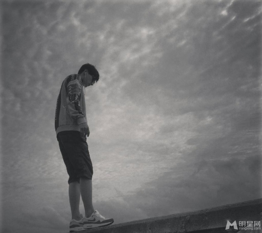 奶爸张亮变身文艺青年海边装深沉_图-2