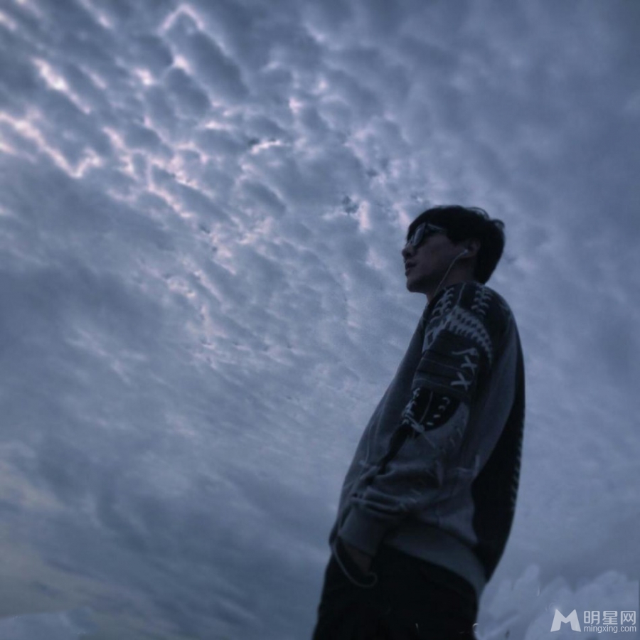 奶爸张亮变身文艺青年海边装深沉_图-4