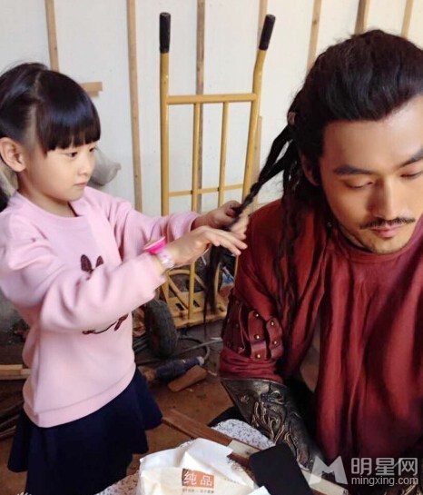 袁弘晒与森碟搞怪照鬼脸自拍不改女汉子本色_图-2