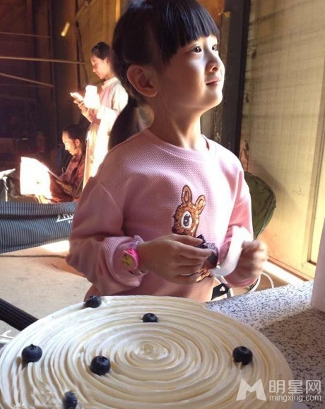 袁弘晒与森碟搞怪照鬼脸自拍不改女汉子本色_图-3