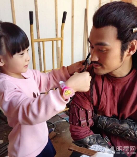 袁弘晒与森碟搞怪照鬼脸自拍不改女汉子本色_图-1