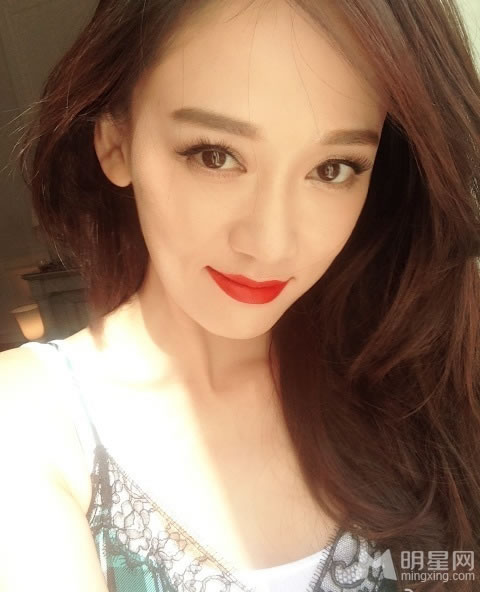 陈乔恩红唇自拍妖冶魅惑性感十足_图-1