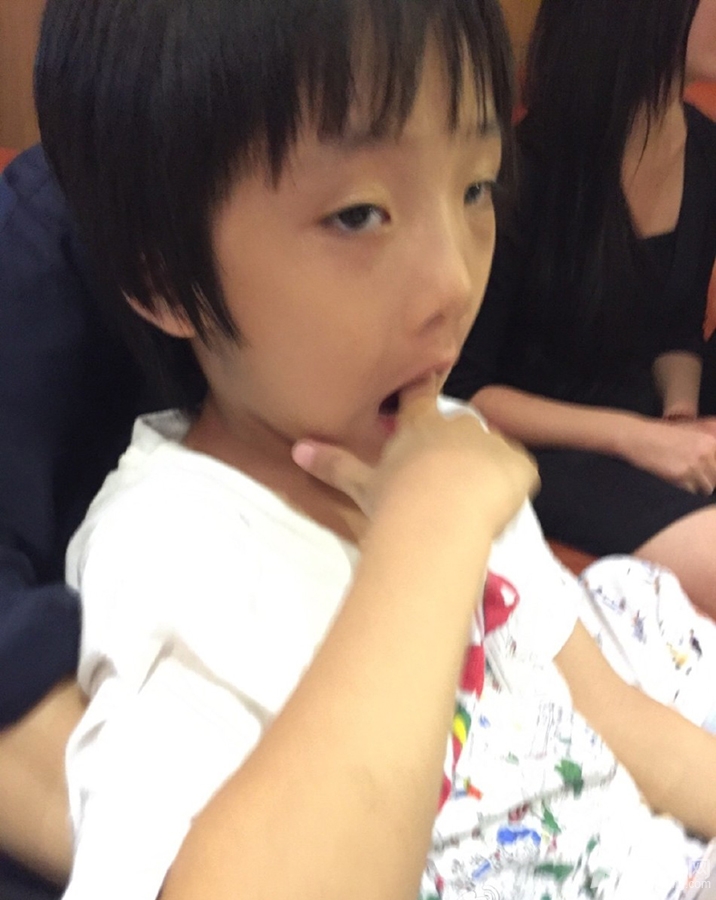 小男神费曼生活照吴镇宇黑儿子无下限_图-2