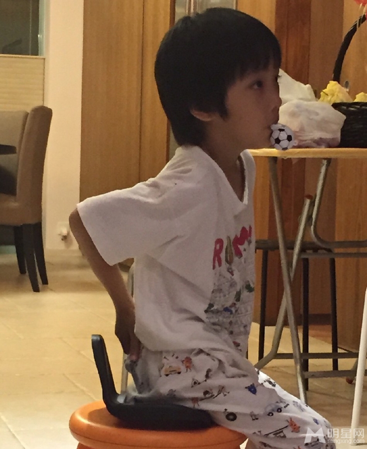 小男神费曼生活照吴镇宇黑儿子无下限_图-6