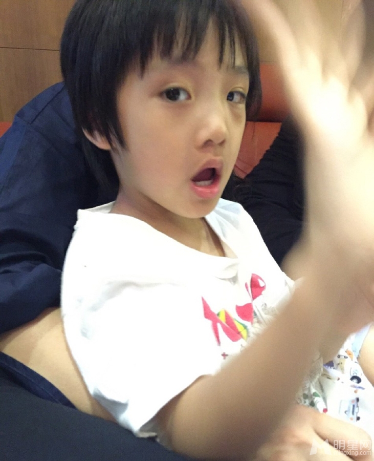 小男神费曼生活照吴镇宇黑儿子无下限_图-4
