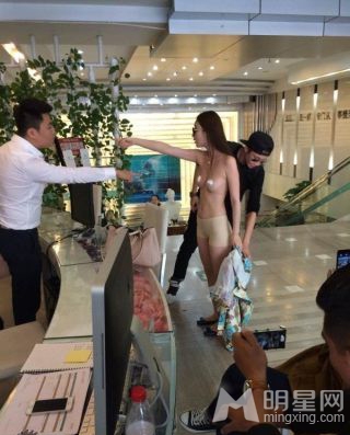 湿露露吴稀儿大闹整形医院脱衣求隆胸组图曝光_图-2