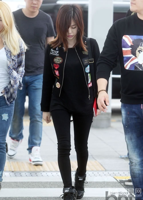Jessica被退出组合少时成员现身沉默不语_图-1