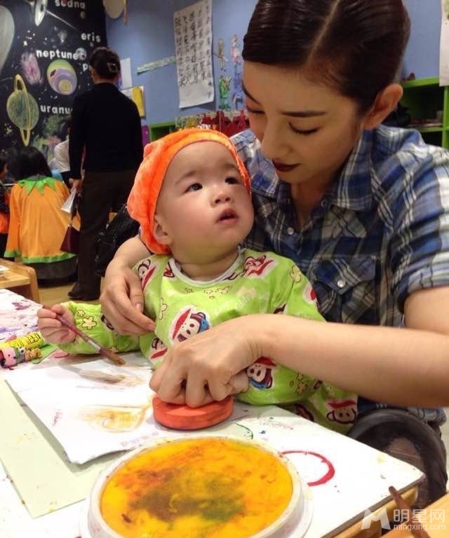 黄奕母女齐度万圣节亲密互动温馨有爱_图-9