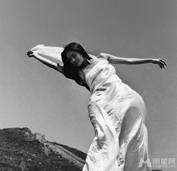 杨丽萍美艳旧照令人着迷获封独一无二舞神_图-2