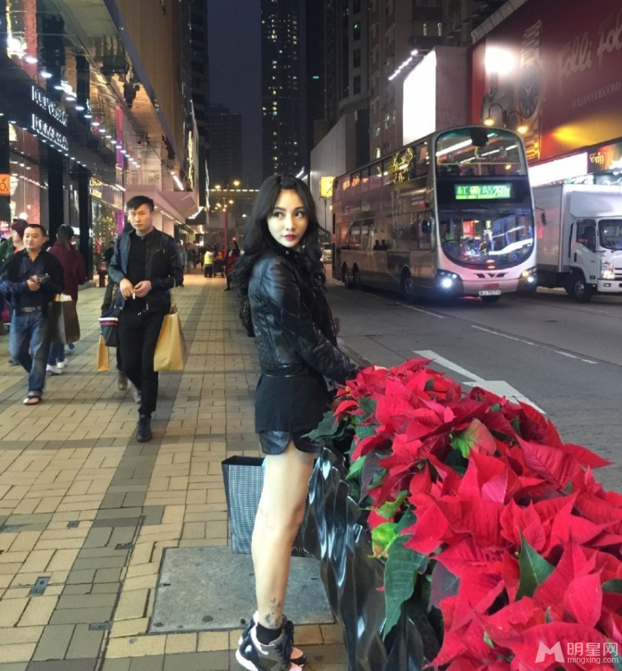 柳岩街头自拍大秀修长美腿_图-4