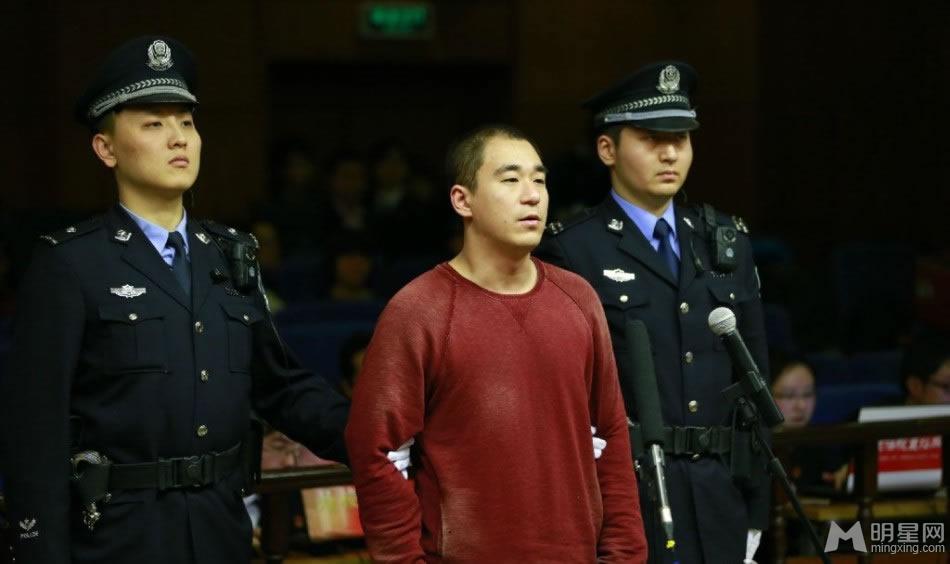 张默庭审照片曝光红衣现身表情不屑_图-4