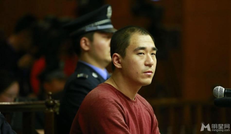 张默庭审照片曝光红衣现身表情不屑_图-7