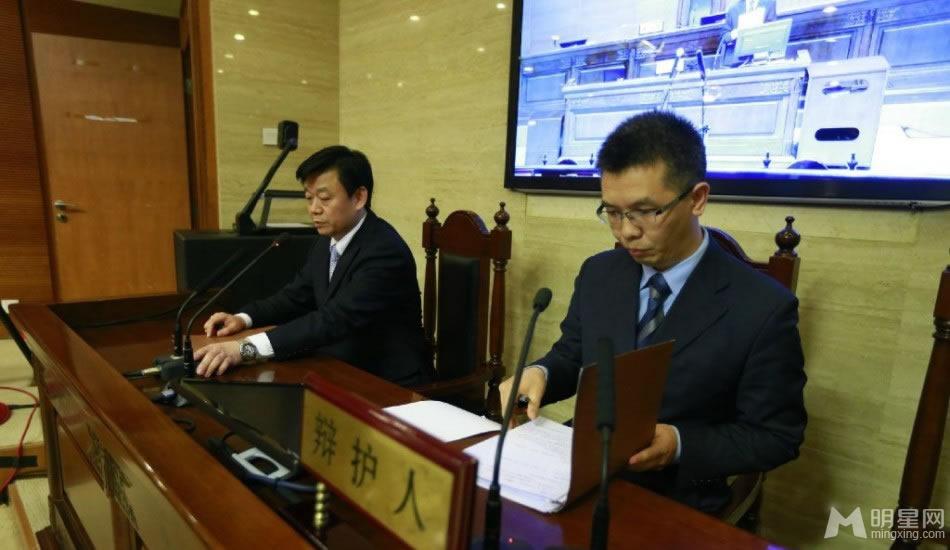 张默庭审照片曝光红衣现身表情不屑_图-6