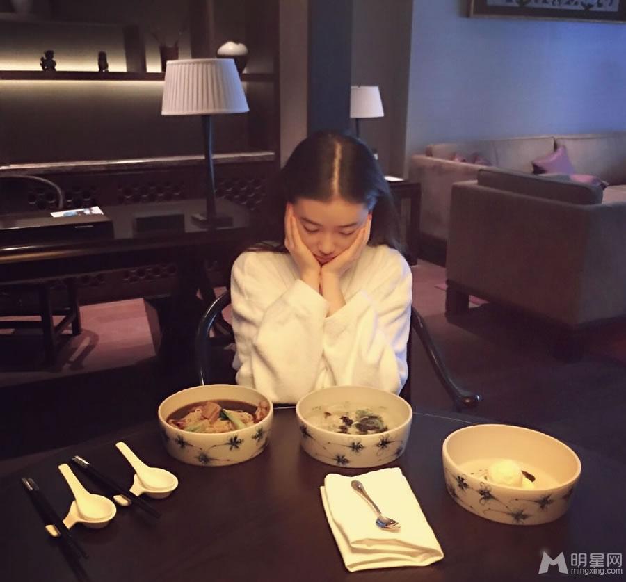 母神张辛苑微博生活照高清图集酥胸外露展姣好身材_图-18