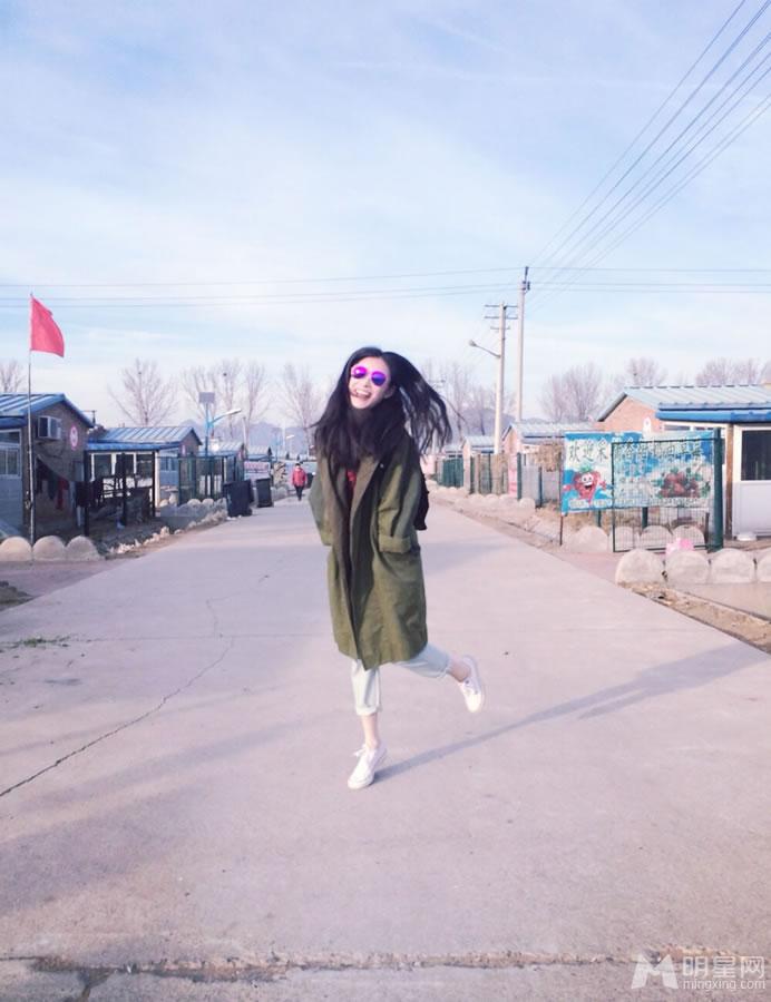 倪妮微博晒自拍草莓园地展笑颜_图-18