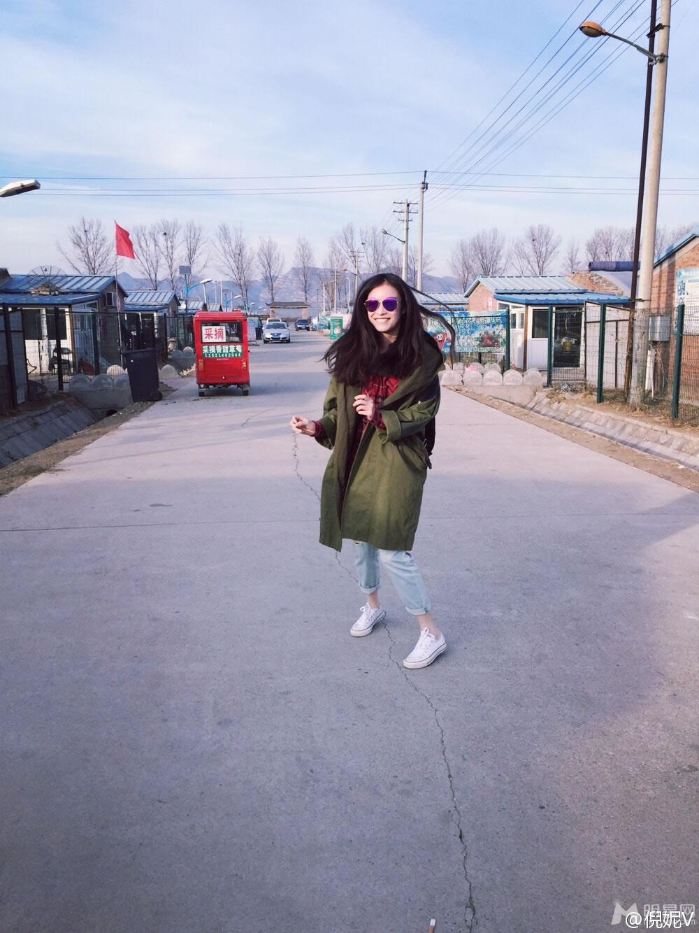 倪妮微博晒自拍草莓园地展笑颜_图-7