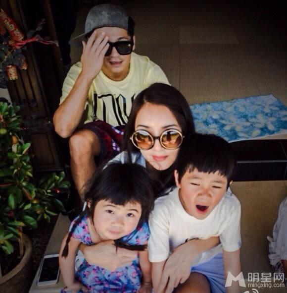 看明星怎么过春节李小璐全家红装拜年_图-9