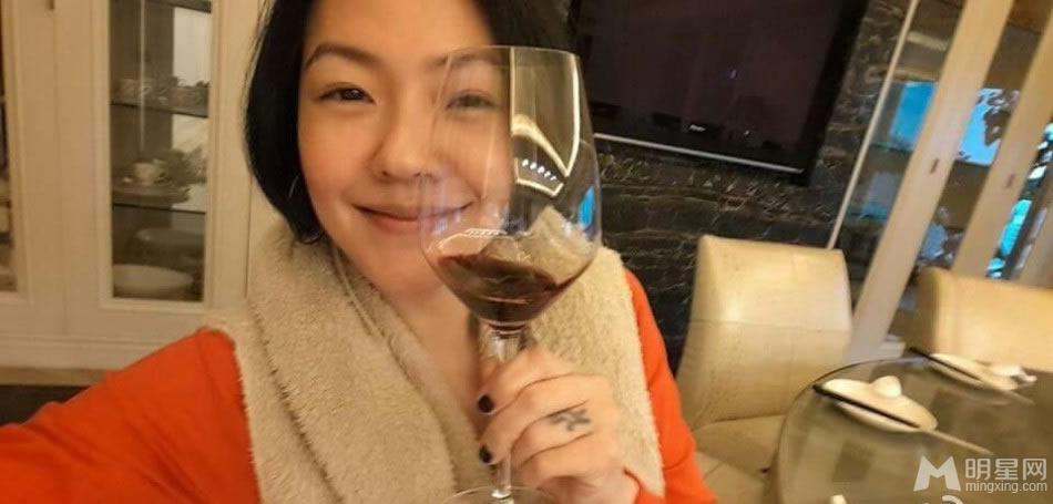看明星怎么过春节李小璐全家红装拜年_图-15