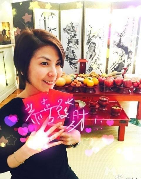 看明星怎么过春节李小璐全家红装拜年_图-18