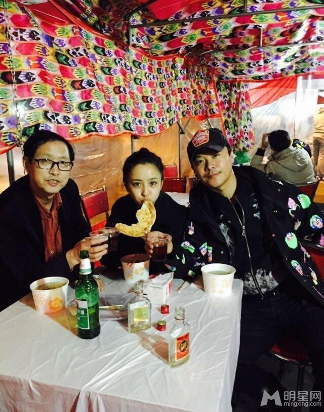 看明星怎么过春节李小璐全家红装拜年_图-14