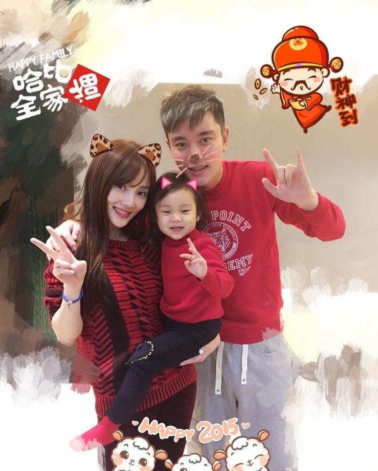 看明星怎么过春节李小璐全家红装拜年_图-21