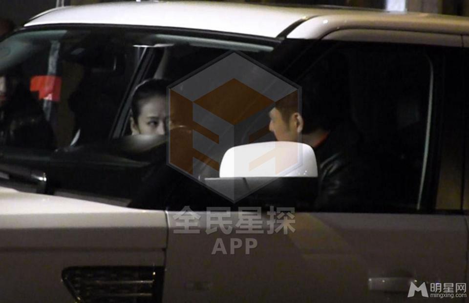 明道颖儿恋情曝光当街暧昧拉扯_图-2