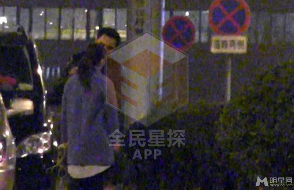 明道颖儿恋情曝光当街暧昧拉扯_图-6