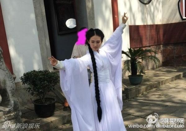 武汉美女cos小龙女神似刘亦菲白衣飘飘获赞_图-9