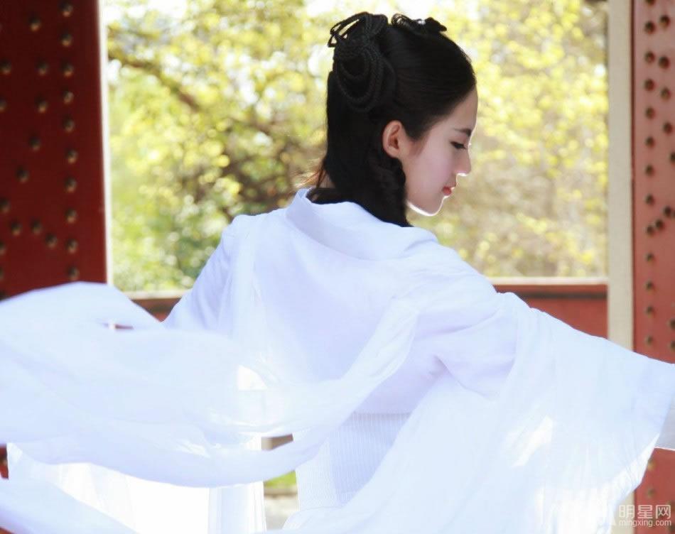 武汉美女cos小龙女神似刘亦菲白衣飘飘获赞_图-5
