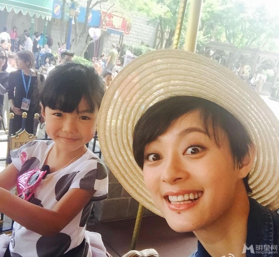 娘娘孙俪游乐园鬼脸6连拍清秀素颜显年轻_图-1