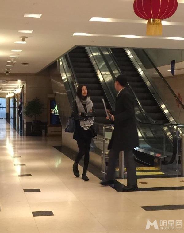 小三张子萱“出轨门”后一身黑衣素颜低调现身机场_图-3