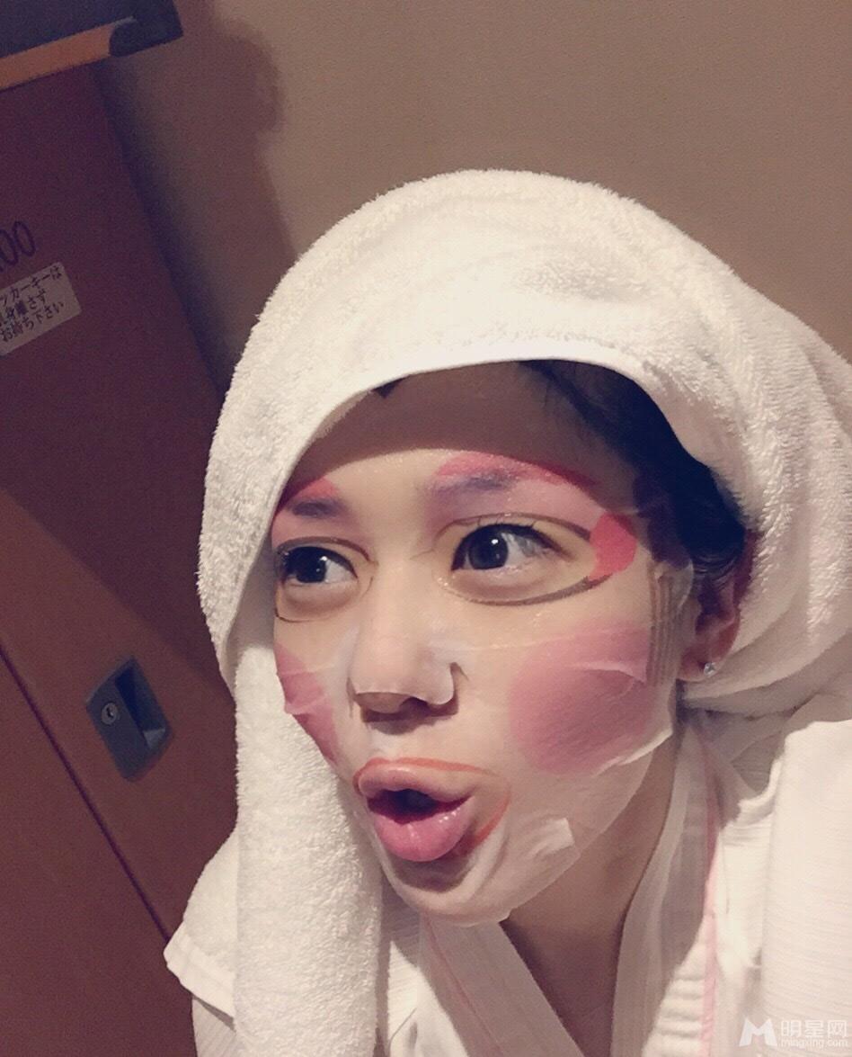 女神苍井空会众闺蜜开睡衣大趴可爱迷人_图-5