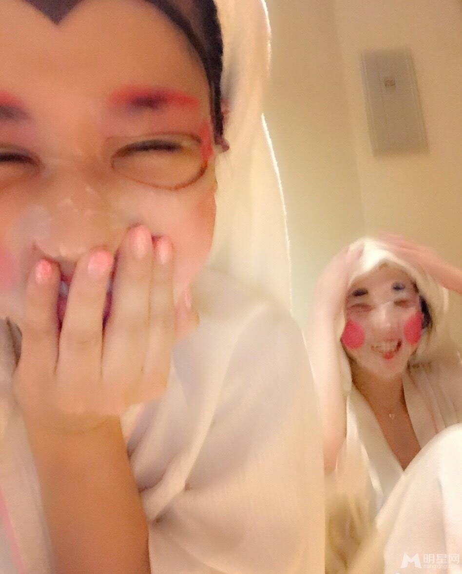 女神苍井空会众闺蜜开睡衣大趴可爱迷人_图-3