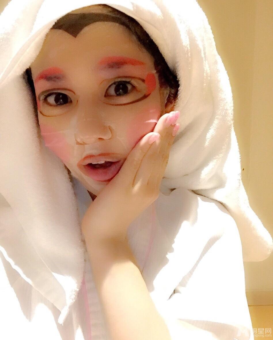 女神苍井空会众闺蜜开睡衣大趴可爱迷人_图-1