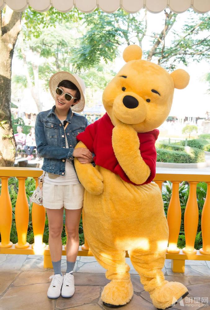 孙俪玩转迪士尼搂维尼卖萌_图-2