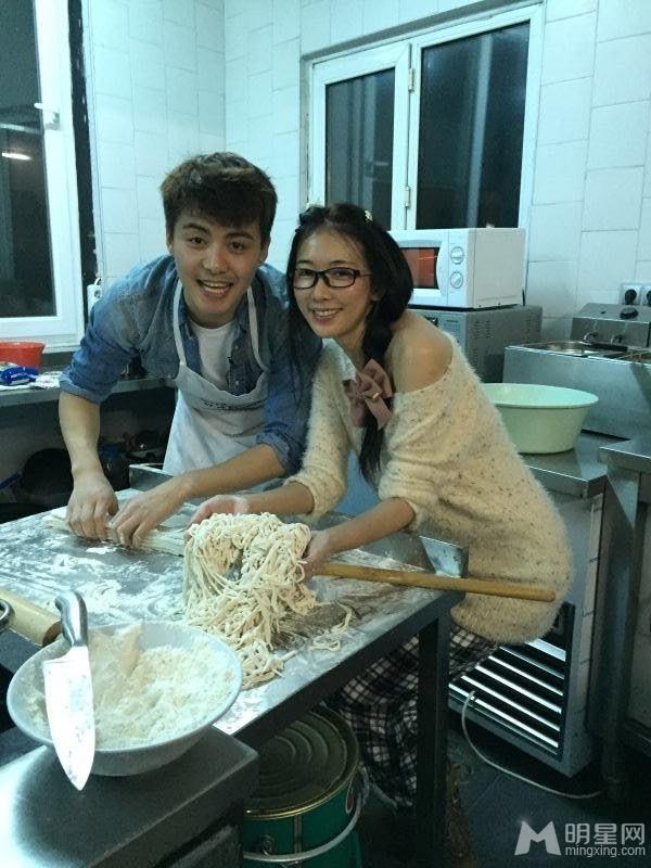 马天宇贴身照顾林志玲甜蜜做饭举止亲密_图-11