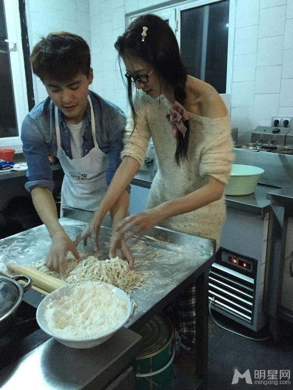 马天宇贴身照顾林志玲甜蜜做饭举止亲密_图-9