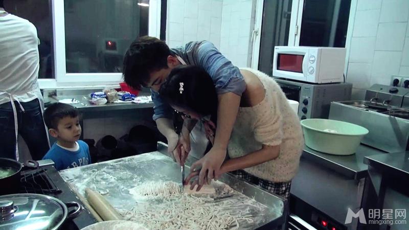 马天宇贴身照顾林志玲甜蜜做饭举止亲密_图-13