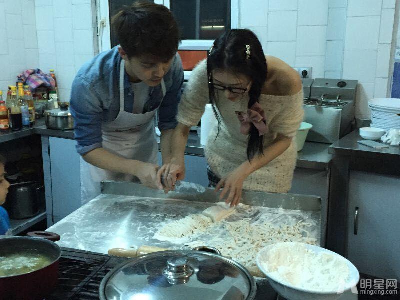 马天宇贴身照顾林志玲甜蜜做饭举止亲密_图-8