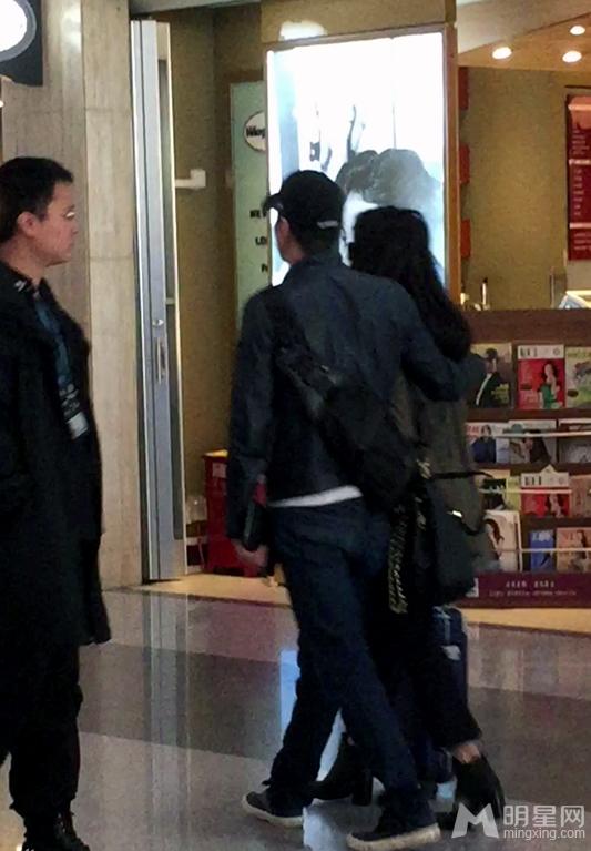 高圆圆赵又廷新婚燕尔机场暧昧亲昵相拥_图-6